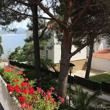 Luxury 4 Bed Apartment On Coastal Footpath At Cap Ras Llança Kültér fotó