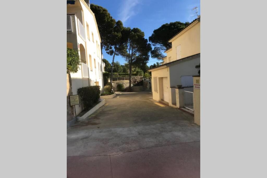 Luxury 4 Bed Apartment On Coastal Footpath At Cap Ras Llança Kültér fotó