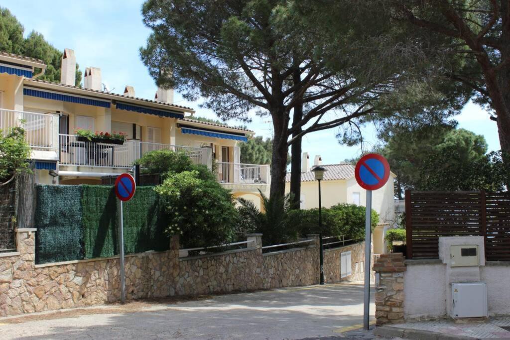 Luxury 4 Bed Apartment On Coastal Footpath At Cap Ras Llança Kültér fotó