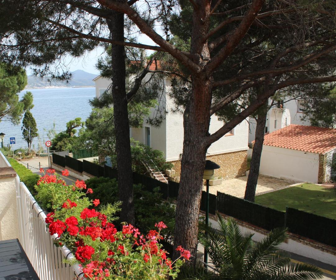 Luxury 4 Bed Apartment On Coastal Footpath At Cap Ras Llança Kültér fotó